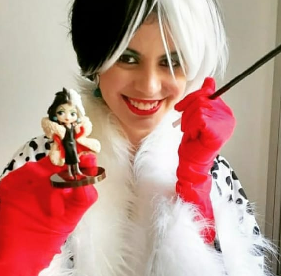 Isaura Fernandes com o cosplay da vilã Cruella Cruel
