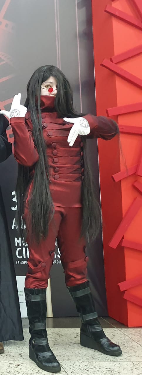 A cosplayer caracterizada como Allucard do Animê Hellsing