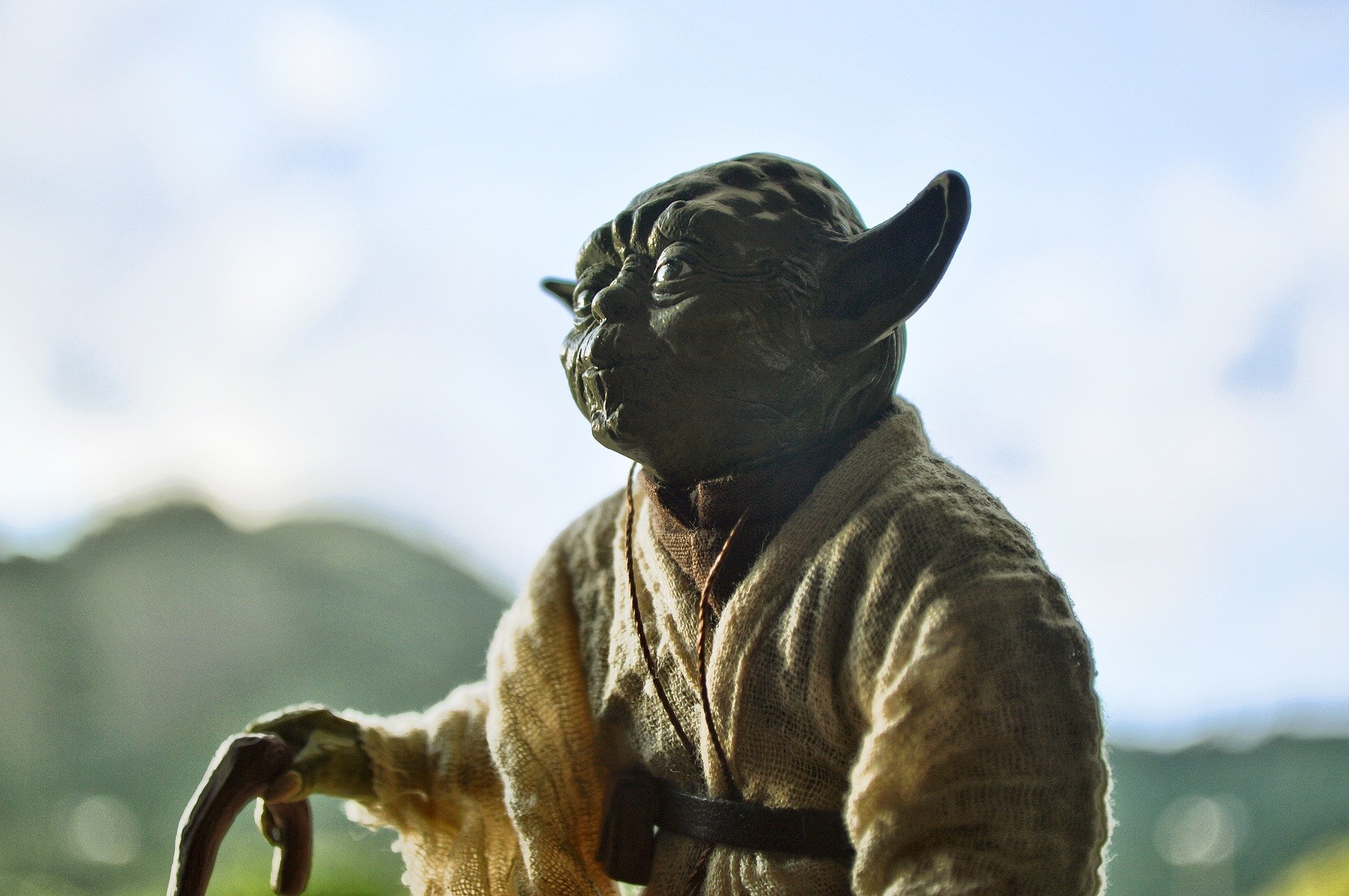 Mestre Yoda, personagem de Star Wars e um ícone do Dia do Orgulho Nerd. Imagem de Ribastank por Pixabay. 