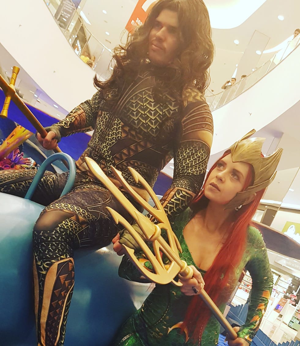 Eliel Dragneel e Thaiza Montine como Aquaman e Mera, em ação no Shopping Cerrado (Goiás)