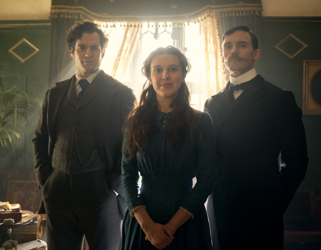 Sherlock (Henry Cavill), Enola Holmes (Millie Bobby Brown) e Mycroft Holmes (Sam Claflin)