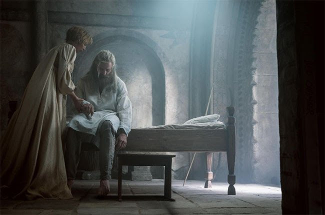 Jodie Comer e Hugh Jackman em A Morte de Robin Hood