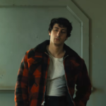 Anthony Ippolito como Sylvester Stallone no trailer oficial de "I Play Rocky" • Reprodução/Youtube/Amazon MGM Studios