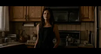 Diamond Films revela pôster de A Caixa do Demônio, novo terror com Carla Gugino