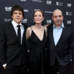 Julianne Moore, Jesse Eisenberg, e Paul Giamatti durante exibição de A Grande Estreia no Toronto International Film Festival (TIFF) | Foto: Robin Marchant