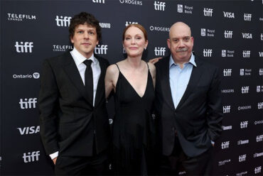 Julianne Moore, Jesse Eisenberg, e Paul Giamatti durante exibição de A Grande Estreia no Toronto International Film Festival (TIFF) | Foto: Robin Marchant
